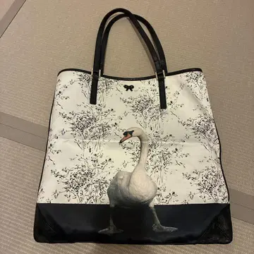 안야 힌드마치 전사 프린트 토트백 겉감 안감 모두 백조 프린트 나일론