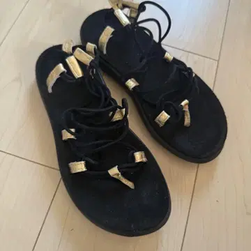 블랙 골드 스트랩 샌들 Teva 24cm