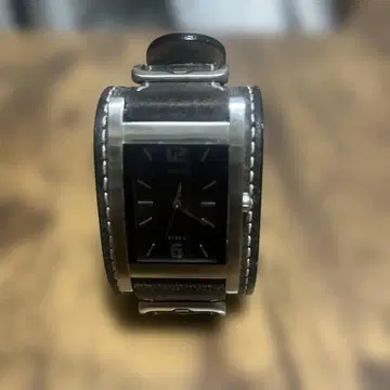 GUESS (게스) 쿼츠 손목시계 가죽 벨트.