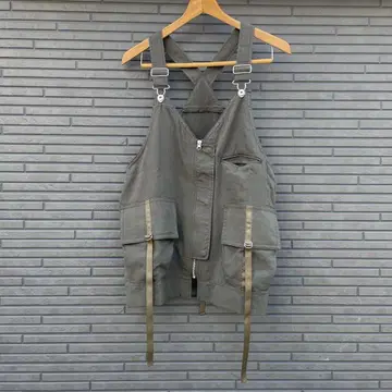 올리브 그린 지퍼가 달린 베스트