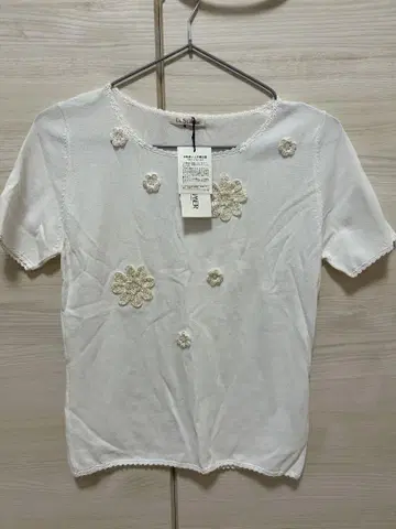 라 슈메일 꽃 자수 반팔 상의 화이트