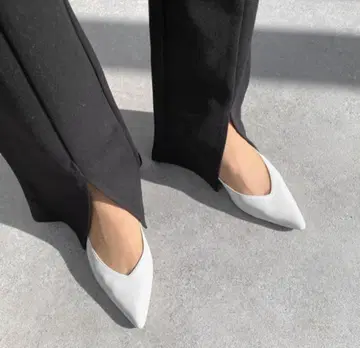 마미안 스틸레토 V 컷 백 밴딩 뮬 화이트 23cm