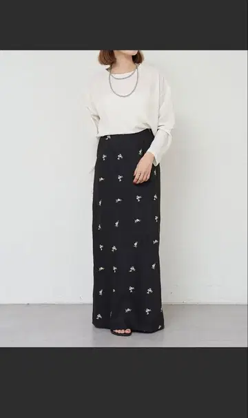 SHENERY 자수 타이트 스커트 블랙