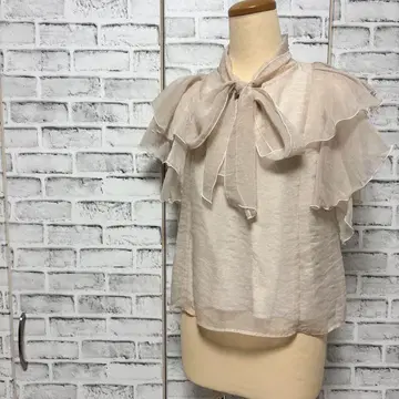 dazzlin 다즐린 시어 파이핑 프릴 블라우스 보타이 베이지