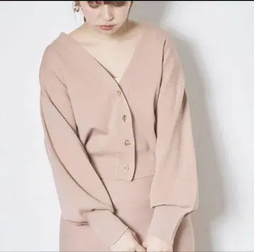 저렴한 가격의 비둘기 모티브 버튼이 달린 세련된 가디건