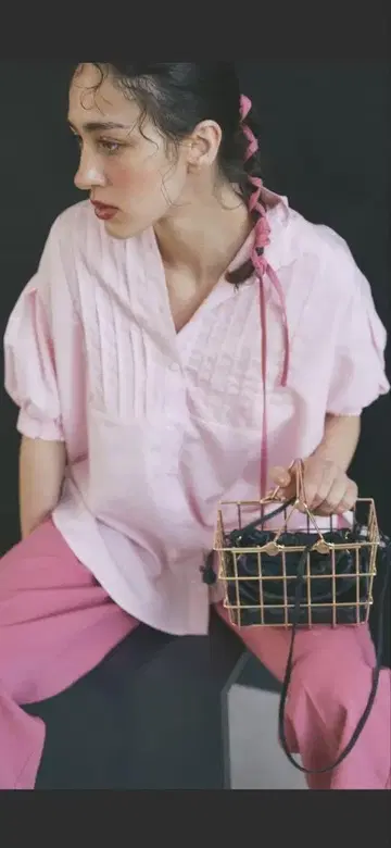 핑크 반소매 셔츠 플리츠 디자인