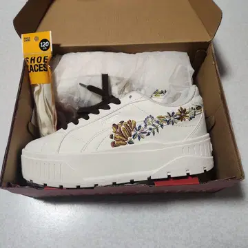 Puma 자수 디자인 화이트 스니커즈