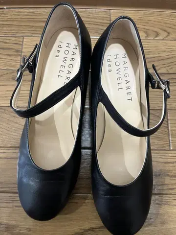마가렛 호웰 스트랩 펌프스