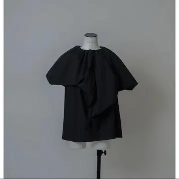 블랙 반팔 드레이프 디자인 상의 LOHEN