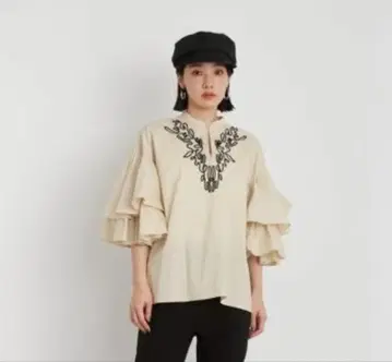 릴리 브라운 테이프 자수 블라우스
