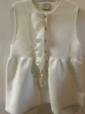 UNITED ARROWS 프릴이 달린 화이트 베스트