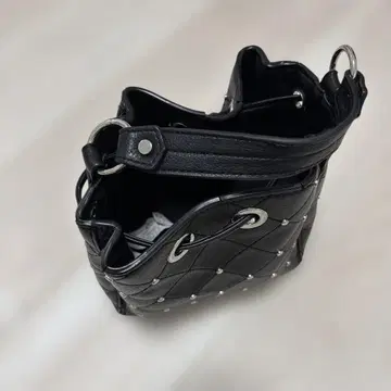 블랙 퀼팅 핸드백
