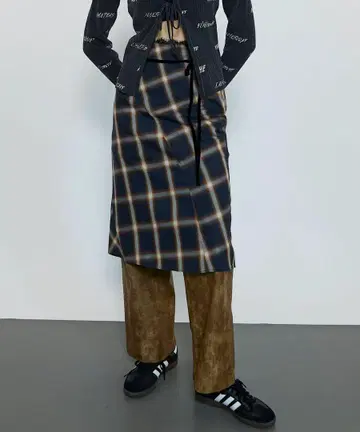 MAISON SPECIAL 체크 미디 스커트 네이비