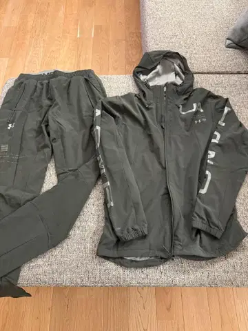 Under Armour 카키 자켓과 팬츠 세트