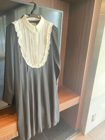 프릴 부착 칼라 블랙 롱 원피스