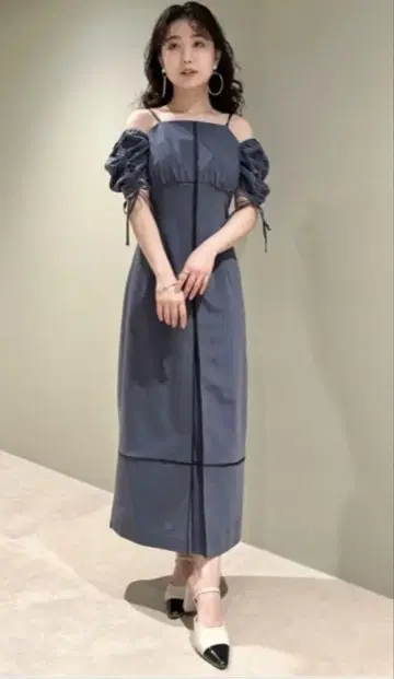 릴리 브라운 퍼프 슬리브 라인 원피스 네이비