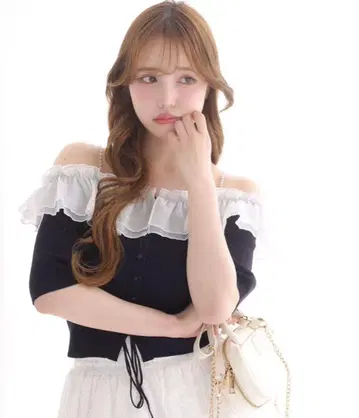 오프숄더 프릴 상의 네이비