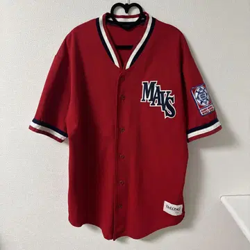 MAVS 로고가 들어간 빨간색 베이스볼 셔츠