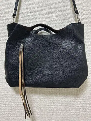 블랙 가죽 느낌 숄더백 프린지 장식