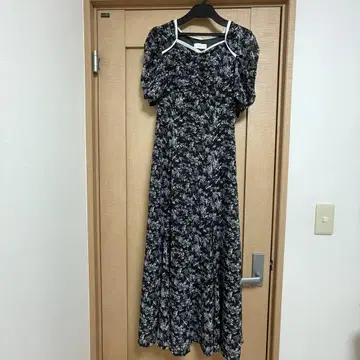 An MILLE 안미르 백 레이스업 플라워 원피스 블랙