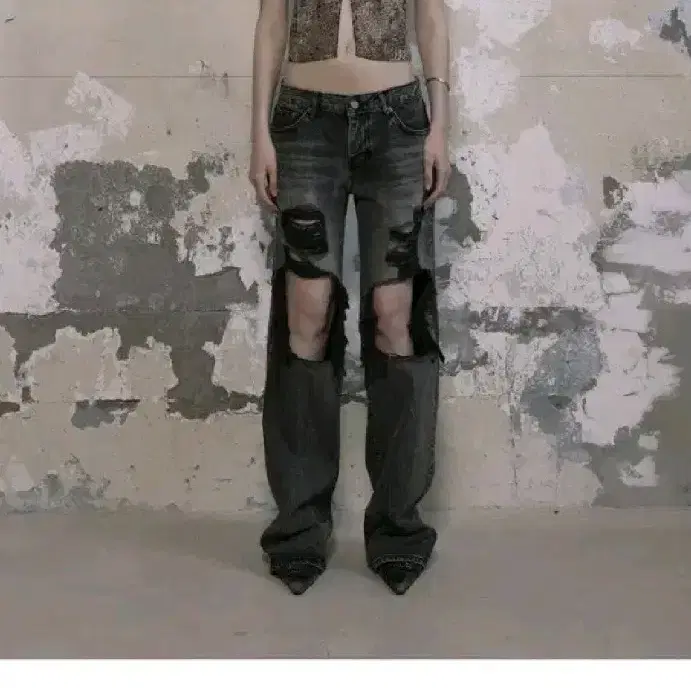 【BOHEMIAN SEOUL】DISTRESSED DEEP GRAY JEANS BOHEMIAN SEOUL | 보헤미안서울 Bohemian Seoul Boheomseo