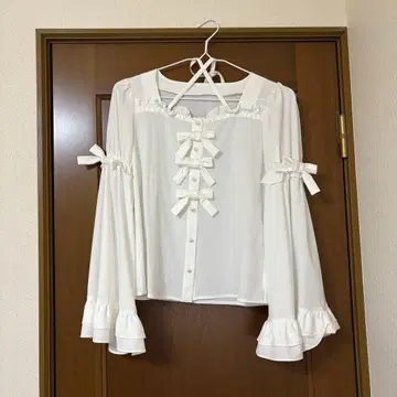 앙크루즈 앙크루즈 둥글게 플레어 소매 블라우스 히메 소매