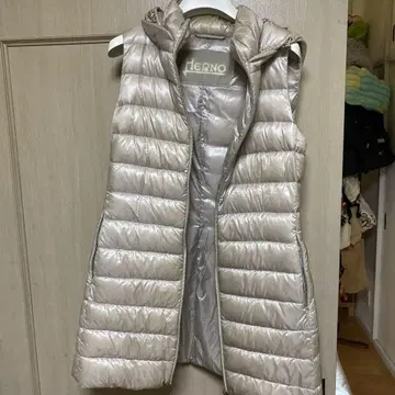 Herno 후드 부착 실버 퀼팅 다운 베스트 롱
