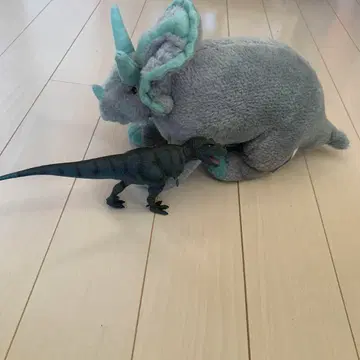 트리케라톱스 봉제 인형과 공룡 피규어