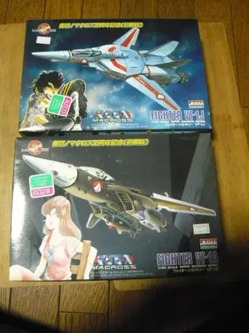 절판 마크로스 1/100 파이터 발키리 VF-1J & VF1A
