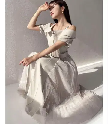 RESEXXY 리젝시 오프숄더 플리츠 원피스