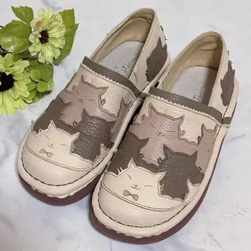 컨디션 최상 에스타시온 고양이 모티브 슬립온 슈즈 주름 가죽 아이보리
