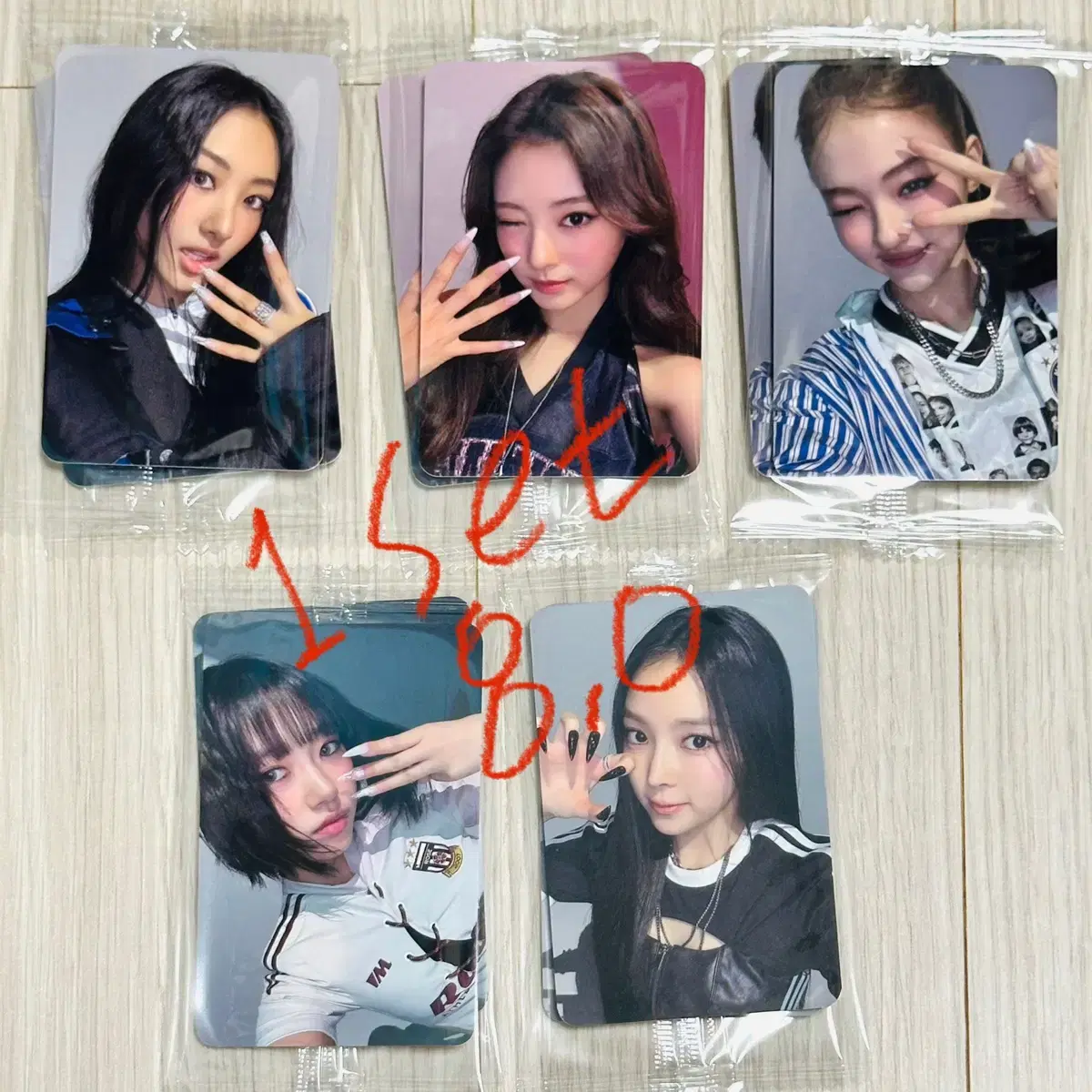 MEOVV Studio Choom B ver. Pre-order Benefit Photocard wts