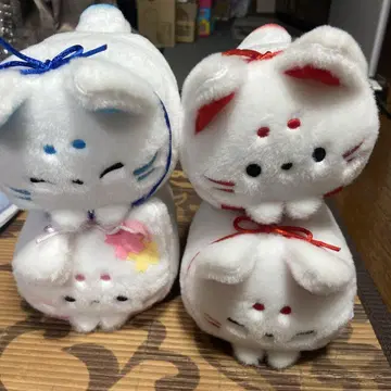 부드럽고 둥근 여우 봉제 인형