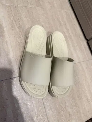 Crocs LiteRide 베이지 슬라이드 샌들