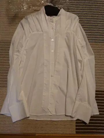 코코딜 화이트 긴팔 셔츠 플리츠 디자인