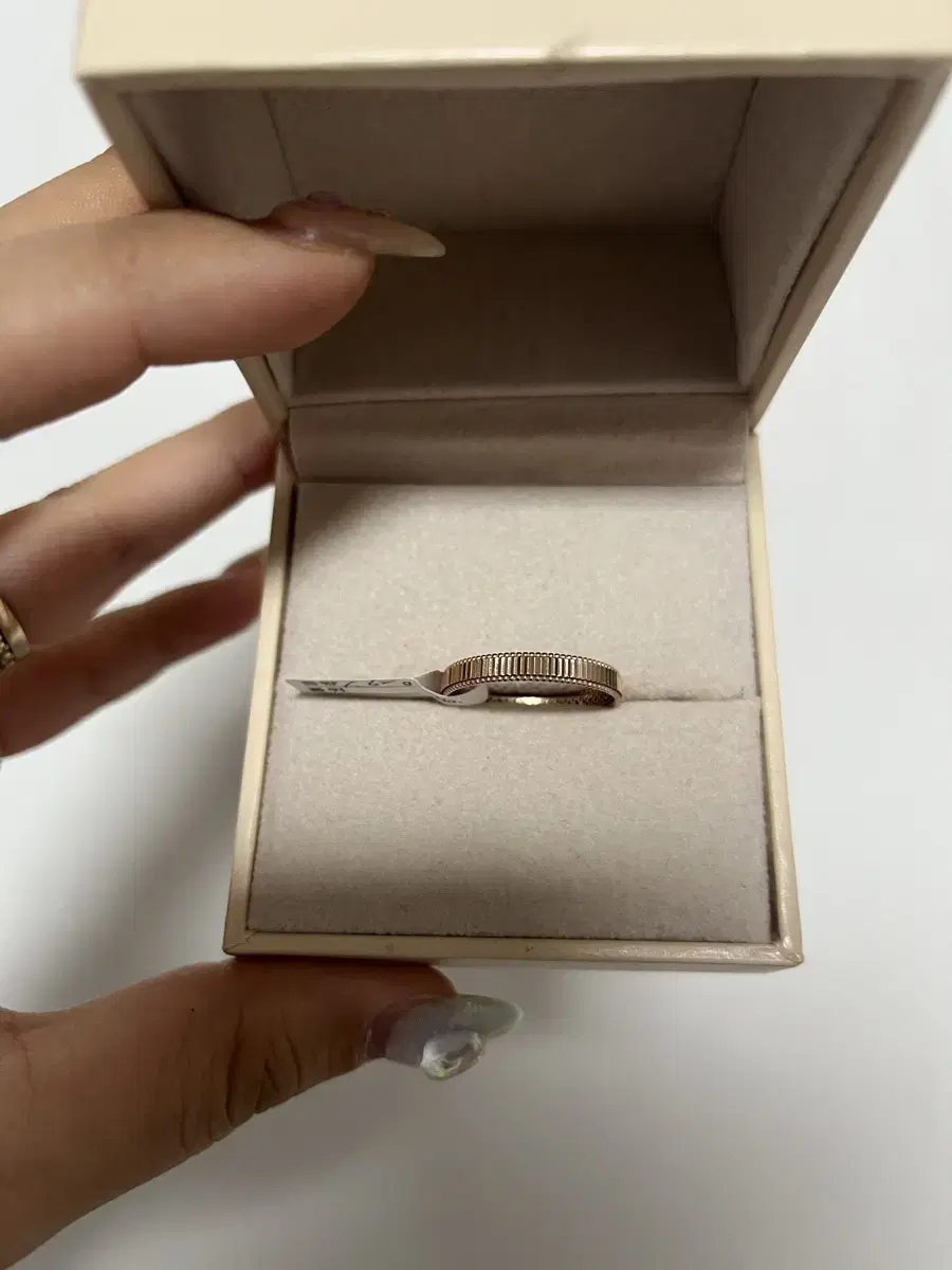 An attractive 14k gold ring with a beautiful louver pattern.