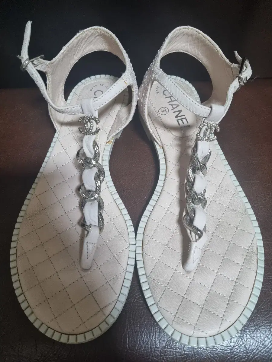 샤넬(CHANEL) 가죽 체인 로고 샌들 파우더핑크 235-240mm
