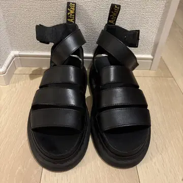 Dr. Martens 블랙 샌들
