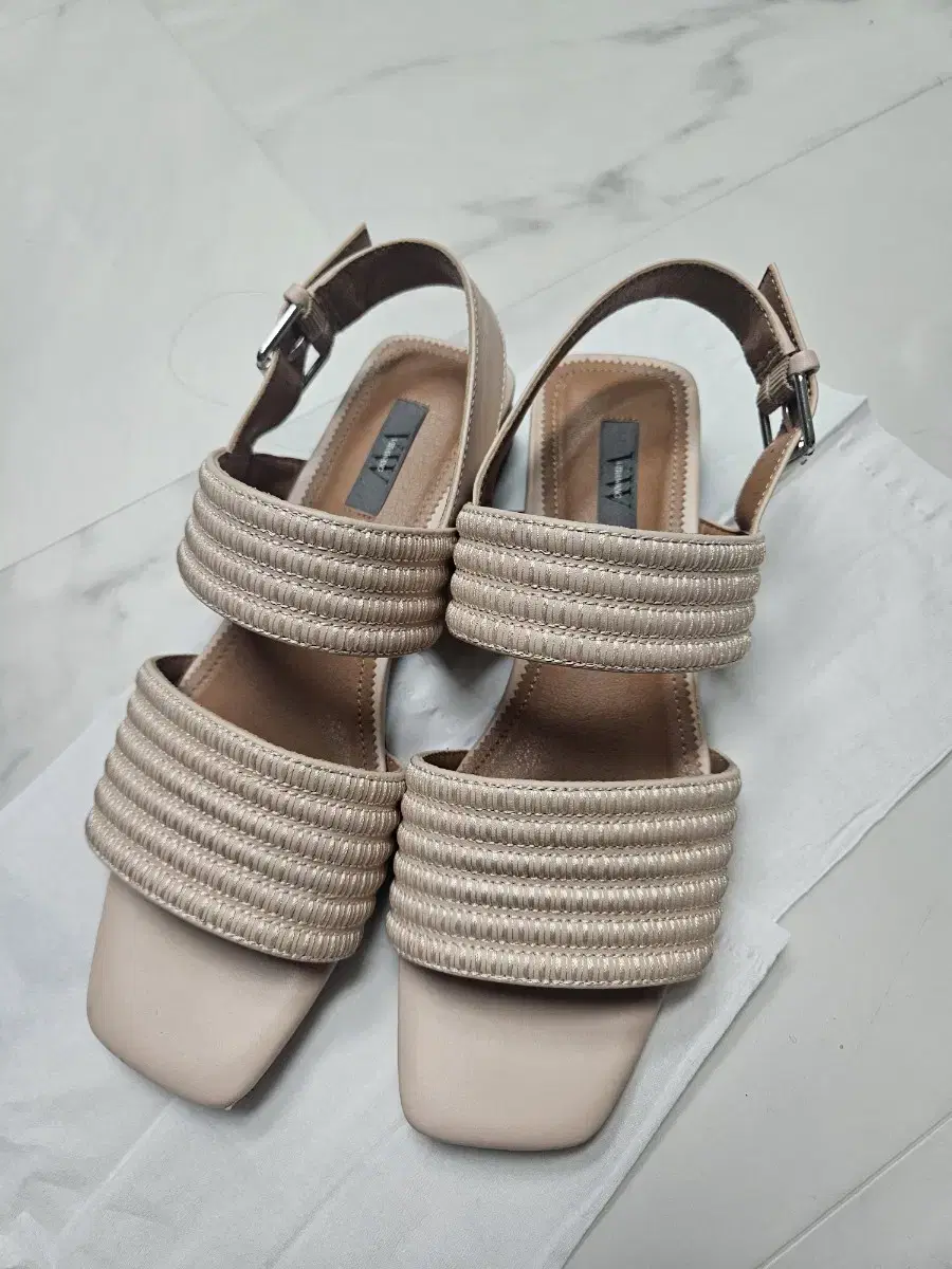 Vera Wang Sandals. Sandals. Vera Wang. Brand Shoes