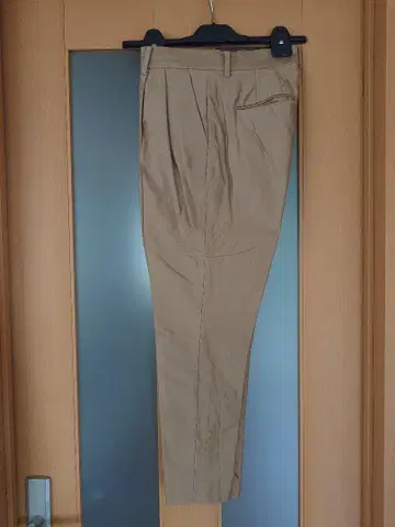 베이지 테이퍼드 팬츠 플리츠 디테일