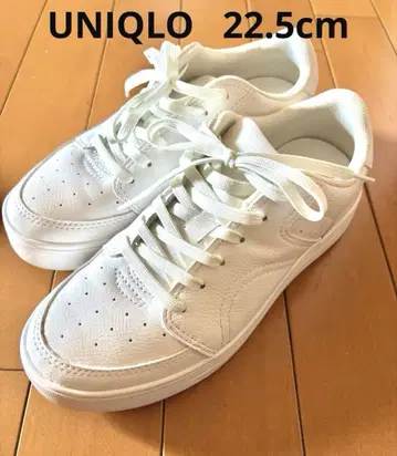유니클로 화이트 가죽풍 스니커즈 22.5cm