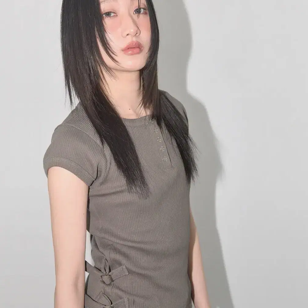 【FANCY CLUB】SIDE BUCKLE RIBBED TEE Tシャツ / 追跡付 Fancy Club Side Buckle Ribbed Tee (DARK BEIGE) on Bunjang