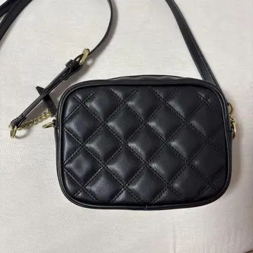 블랙 퀼팅 숄더백