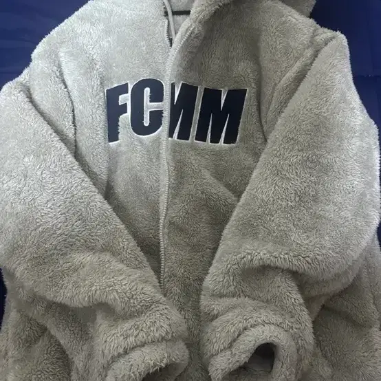 フリースジャケット FCMM Big Logo Boa Fleece Jumper Gray FC735700GE FCMM（エフシーエムエム）の「【IVE レイ トレカ入り商品】BIG