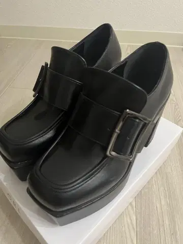 버클이 달린 통굽 로퍼 블랙