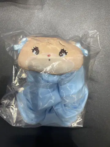 mikko 팝업 스토어 봉제 인형이 달린 스크런치 라떼