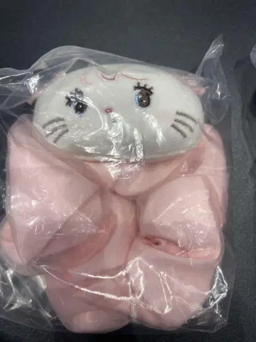 mikko 팝업 스토어 봉제 인형이 달린 스크런치 무스