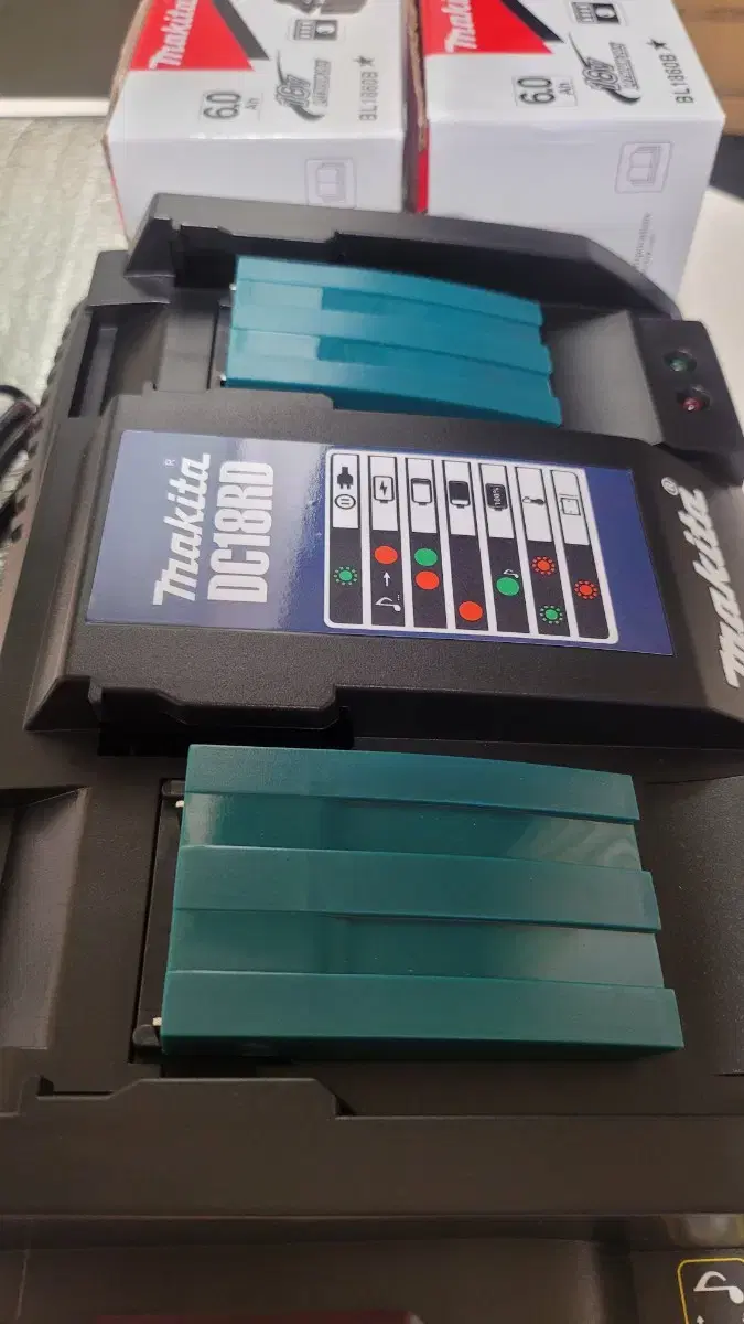 [New] Makita Dual Fast Charger with 2 Batteries 6 Ampere