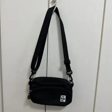 CHUMS 블랙 숄더백