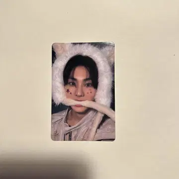 프릴이 달린 핑크 버튼 업 탑